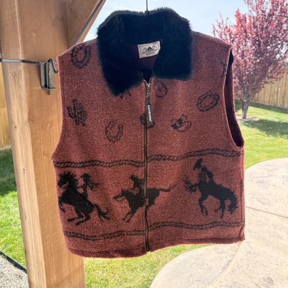 Black Mountain Outdoor Jackets & Blazers - Vintage Black Mountain Outdoor Western Vest Rust Faux Fur Collar Cowgirl  Print